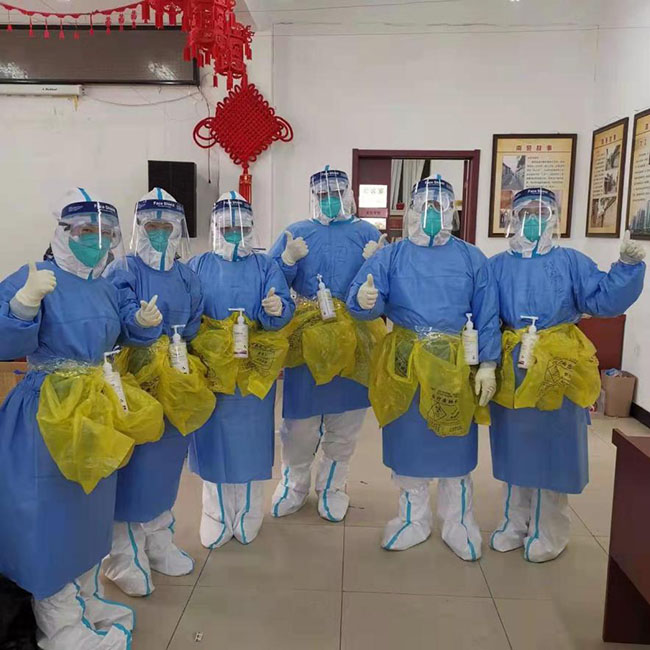 图为入户采集队员